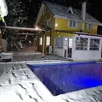 Oezer Hizarcioglu Apartment *