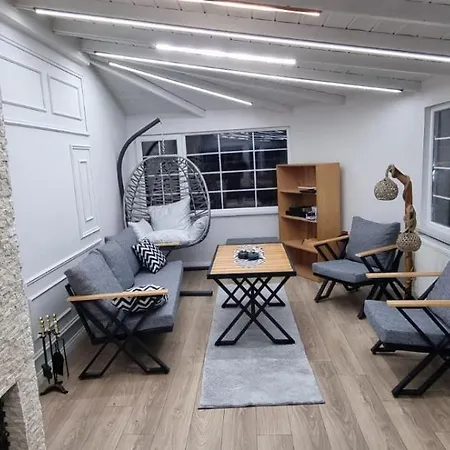 Oezer Hizarcioglu Apartment *